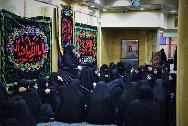 بَيْنَ زَخـَمِ العَـــاطِــفَـــةِ وَ وَهَـــجِ الثّـــوْرَة  الإِمَـــام الحُـسَيْن (عَلَيه السّلام) فِي الشّــعرِ النّســوي