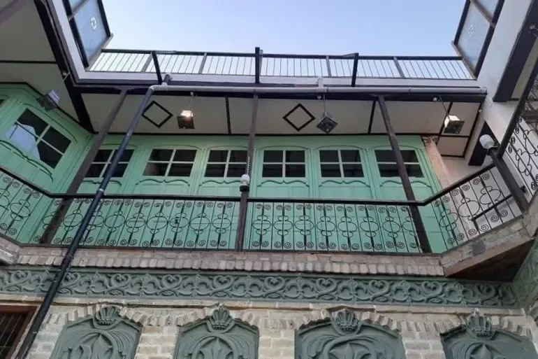 مقهى " رضا علوان " في بغداد  نسيج بغدادي أصيل 