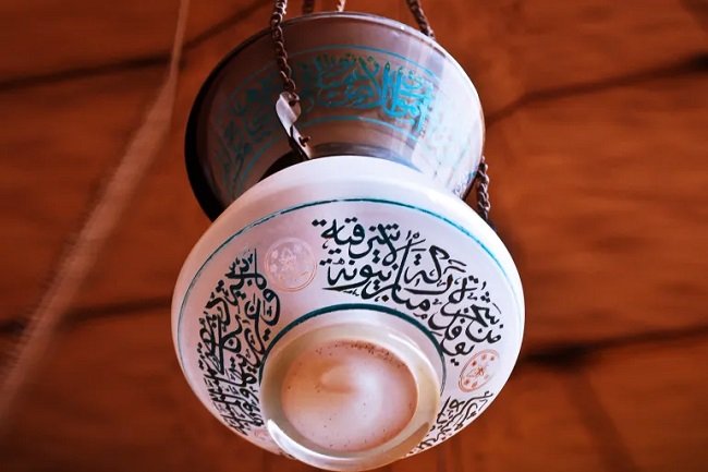 آية النور والعلامة الطباطبائي (مشكاة، مصباح، زجاجة، كوكب، شجرة مباركة، زيتون، ضياء، مثل)