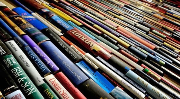 من فوضى القراءة إلى نظام البحث: دليل عملي للتعامل مع الكتب العلمية كيف تختصر ساعات البحث في دقائق؟ دليل التعامل الذكي مع الكتب
