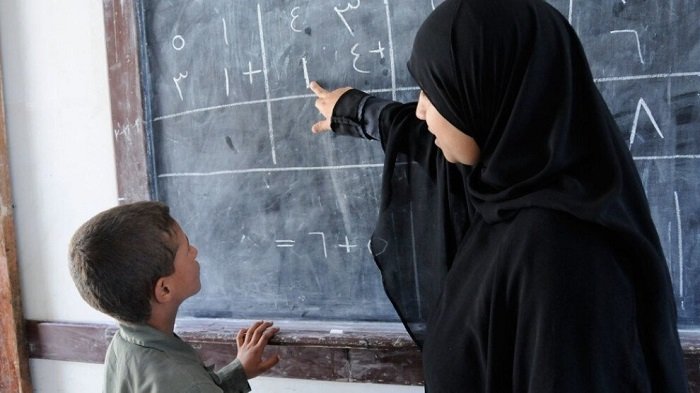 (لا بدَّ من السؤال) .. ما الفرق بين المعلّمات؟