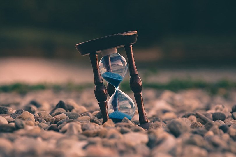 ثقل الماضي وقلق المستقبل وضرورة العيش في حضرة الحاضر