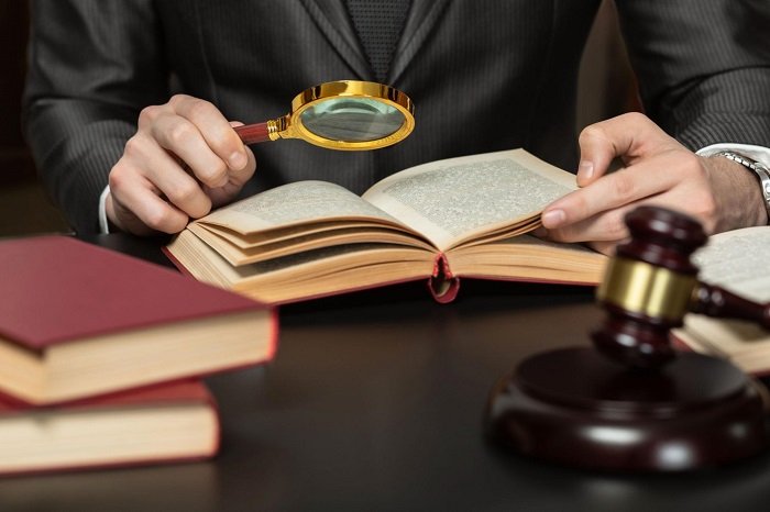 الفرق بين شارح القانون والفقيه القانوني (نظرة في الفرق بين الشرح على المتون والنظريات القانونية)