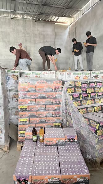 الرقابة الصحية في قطاع الخضر تضبط اكثر من 12 طن من المواد الغذائية بالتعاون مع الامن الوطني . 