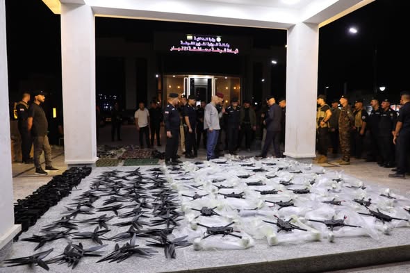شرطة الانبار تضبط 47 مسيّرة و46 مقذوفاً وأجهزة تحكم وبطاريات داخل موقع مهجور في منطقة 35 غربي المحافظة