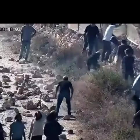 مستوطنون يفرضون حصار لمدة ثلاثة أيام على منازل لفلسطينيين والجيش الصهيوني يكتفي بالإدانة.