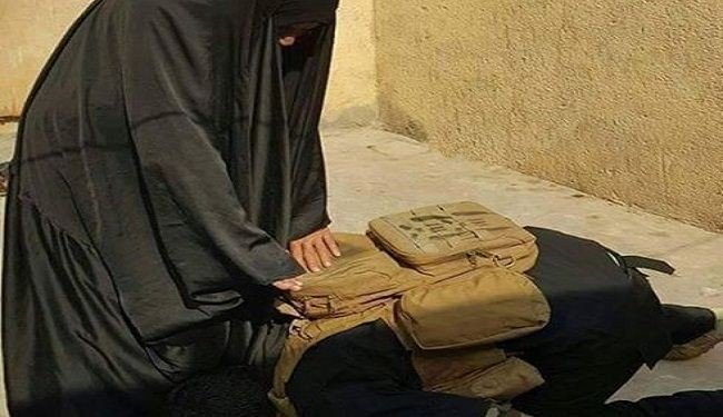 ام_تودع_ابنها.jpg