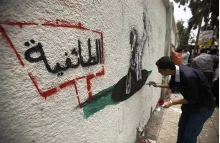 من يتصيّد في الماء العكر؟