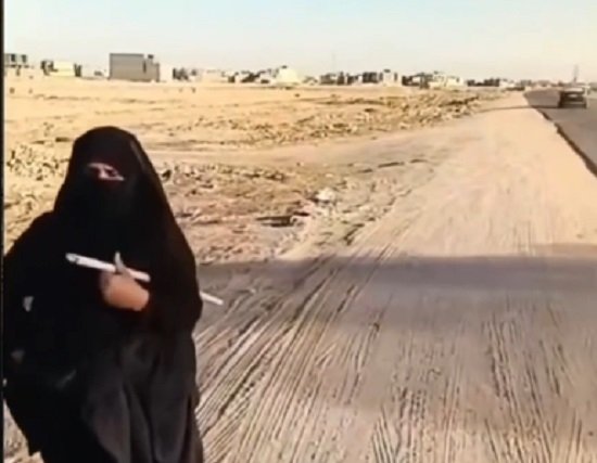 امرأة_وقفة_احتجاجية.jpg
