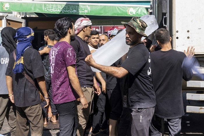 العتبة العباسية توسّع حملة توزيع الماء والثلج لخدمة المواكب داخل كربلاء وخارجها