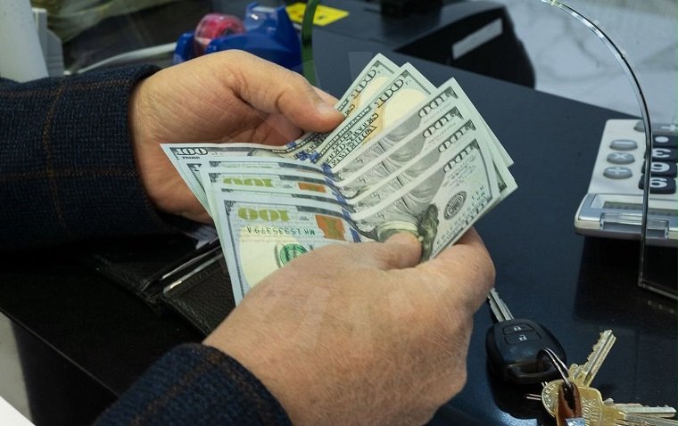 الدولار يغلق على انخفاض في بغداد وأربيل.. تراجع أسعار الصرف في البورصات والأسواق المحلية