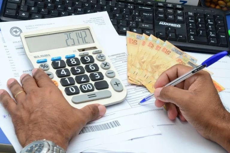 الربا يزحف إلى منافذ صرف الرواتب.. الداخلية تتحرك لملاحقة شبكات الإقراض غير القانوني