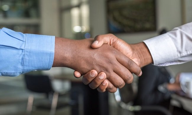 الابتسامة السياسية... بين الدبلوماسية والمصلحة